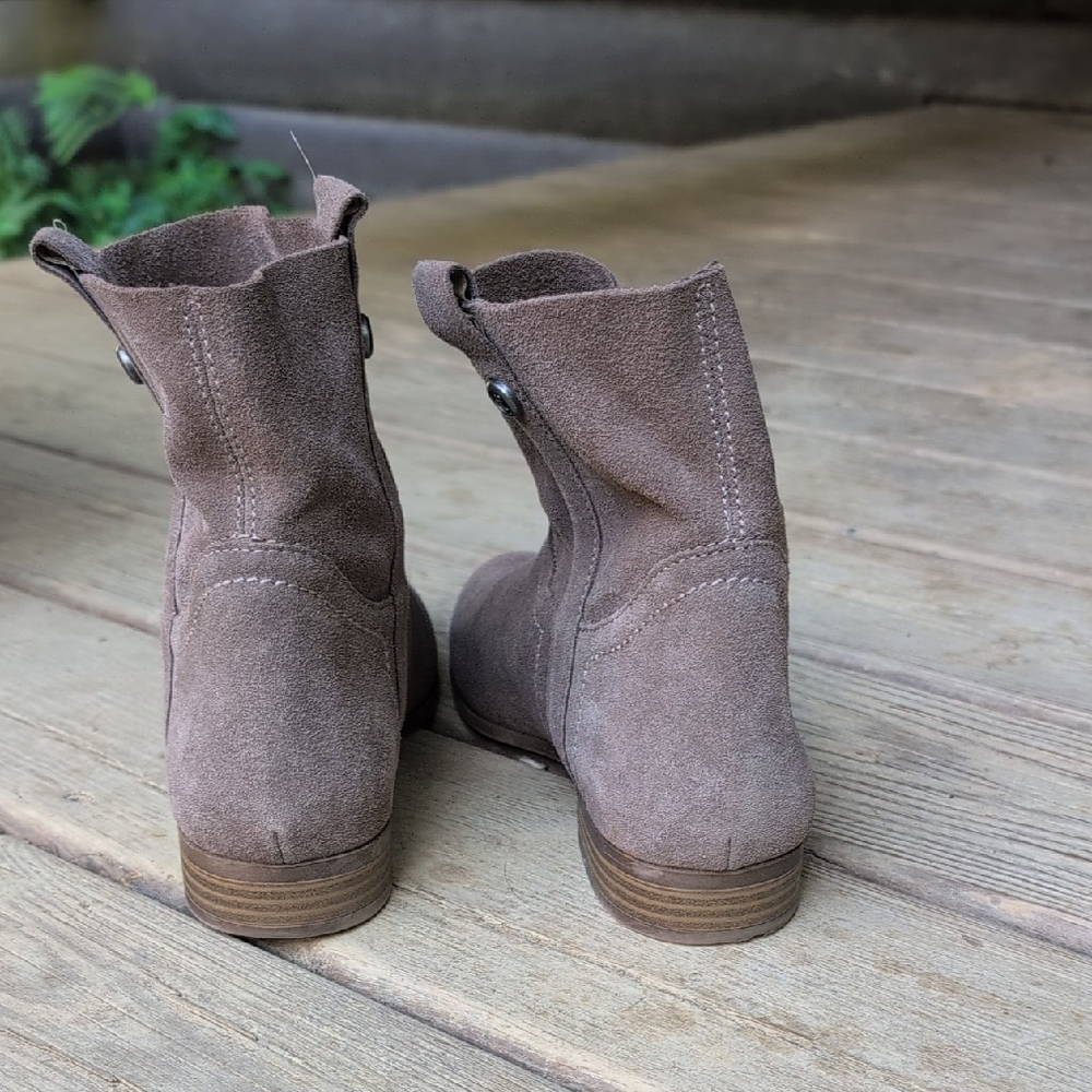 Chic Suede Ankle Boots - Taupe - Picture 4 of 9